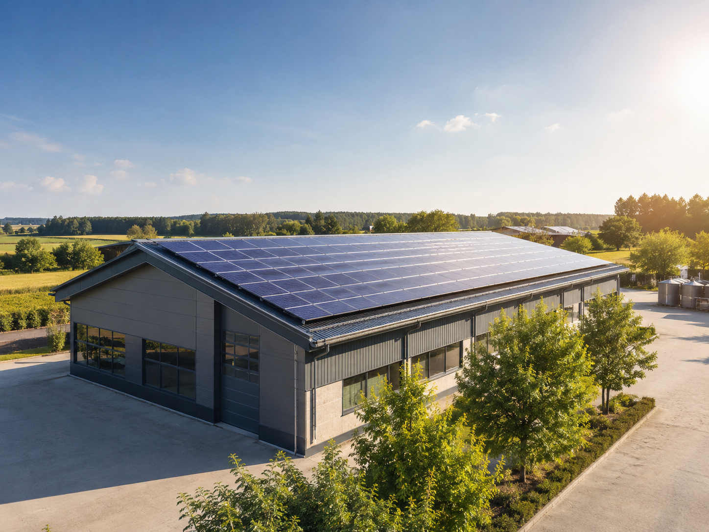 Moderne Industrieanlage mit Photovoltaik im ländlichen Raum